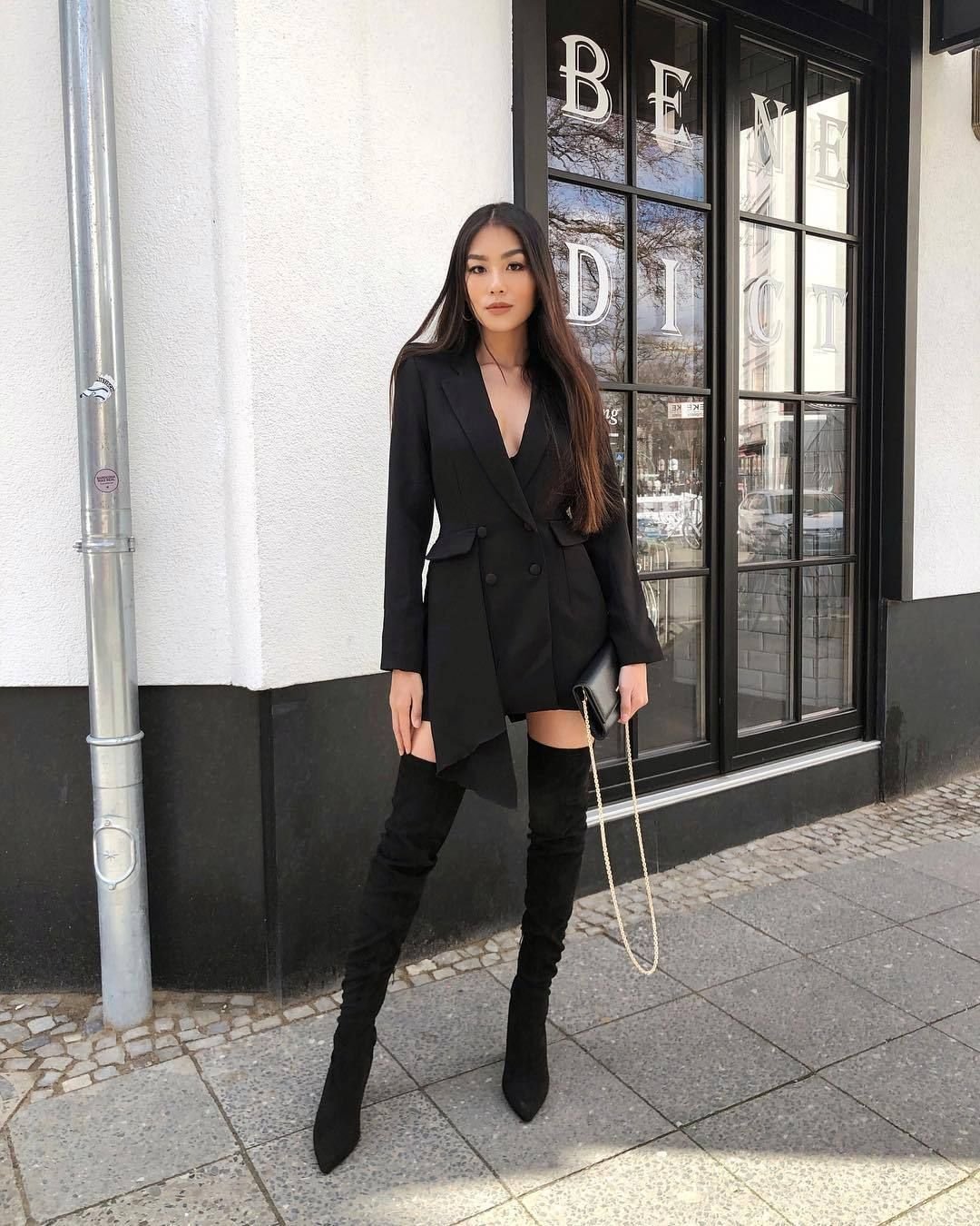 Черное платье с белым жакетом