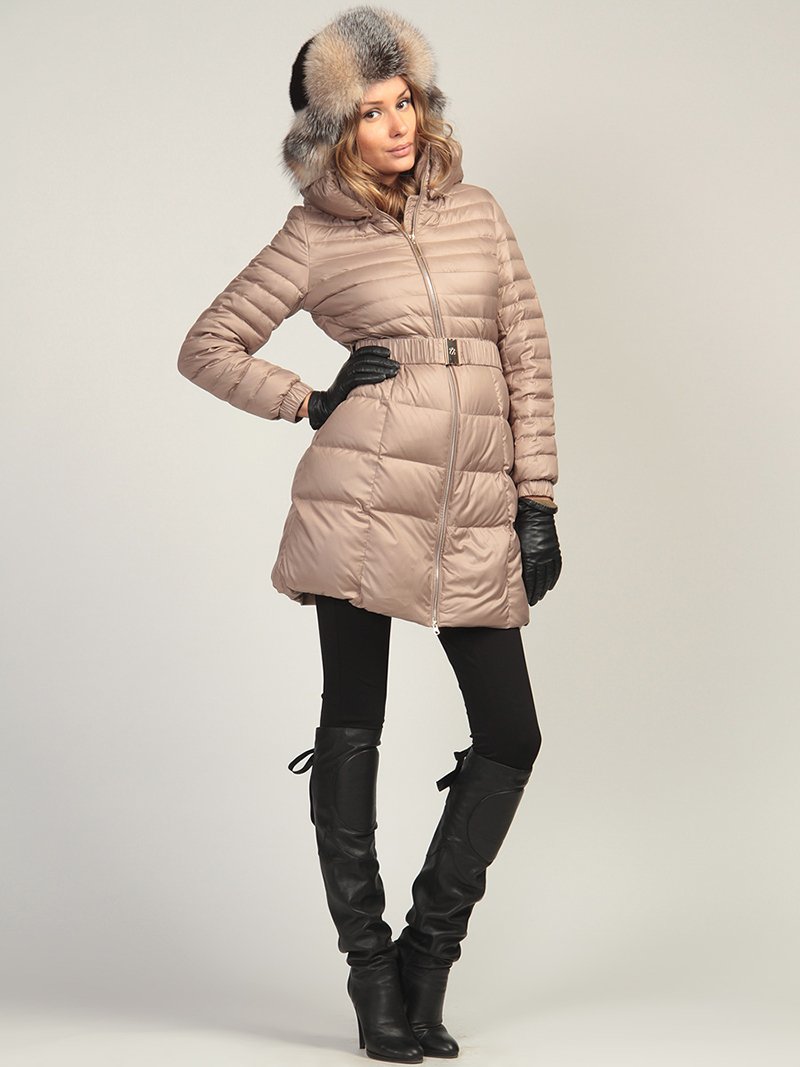 Бежевый длинный пуховик