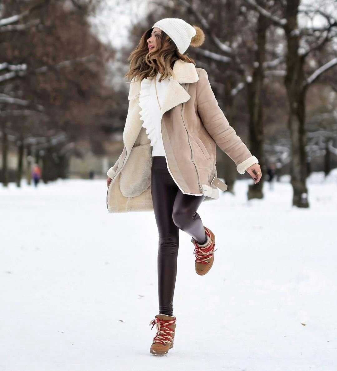 Пуховик Stradivarius женский кожаный бежевый