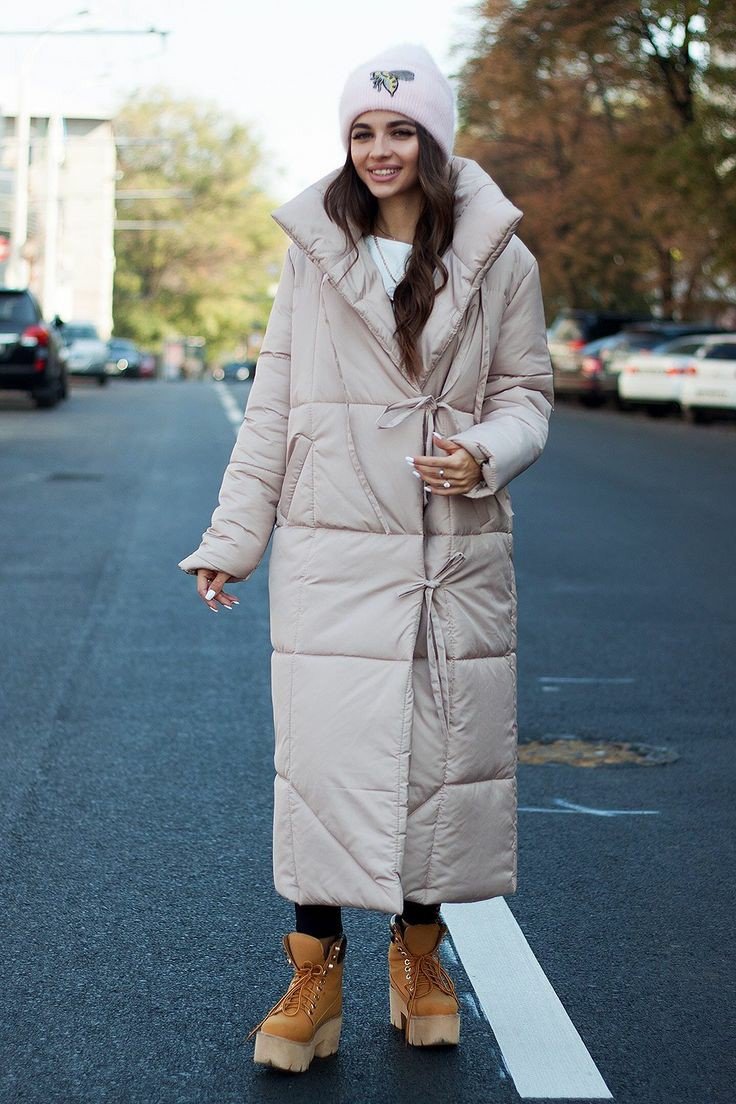 Пуховик и коричневые ботинки