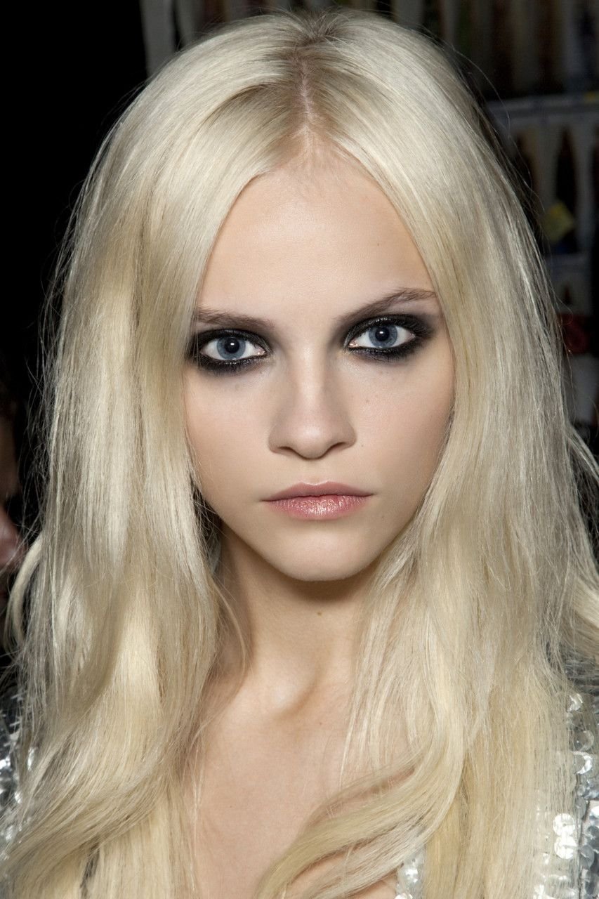 Блондинка с черными глазами