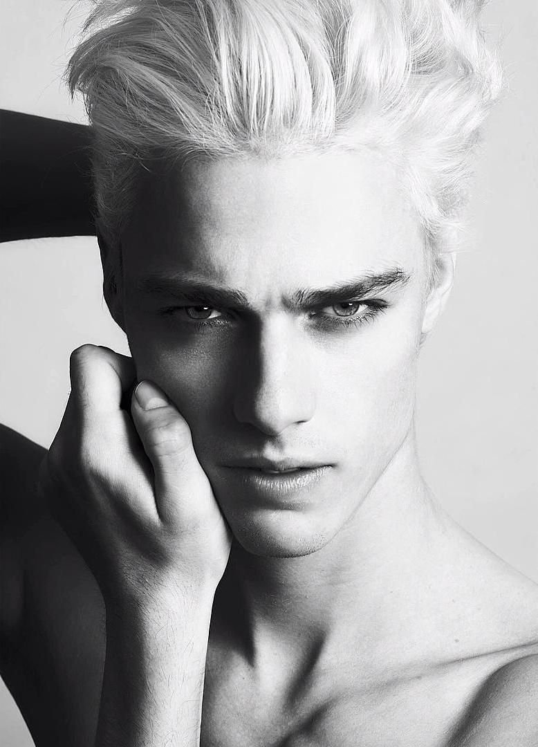 Фрай Гутьеррес платиновый блондин