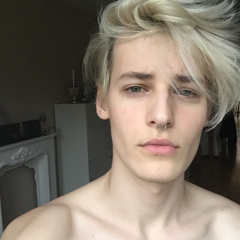 Тощий блондин