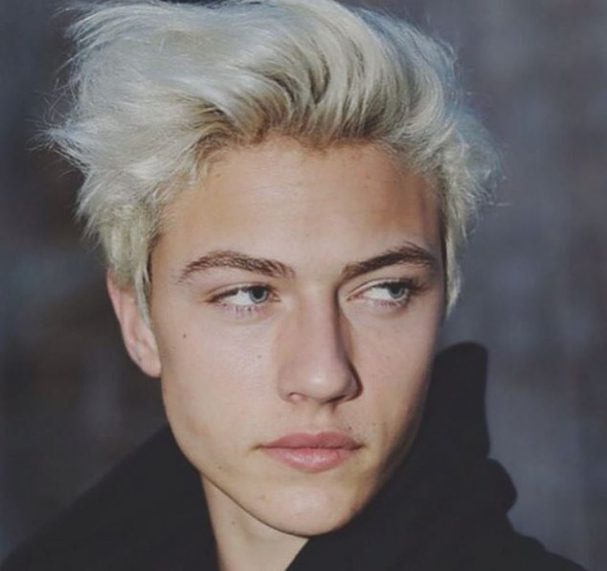 Лаки Блю Смит с длинными волосами