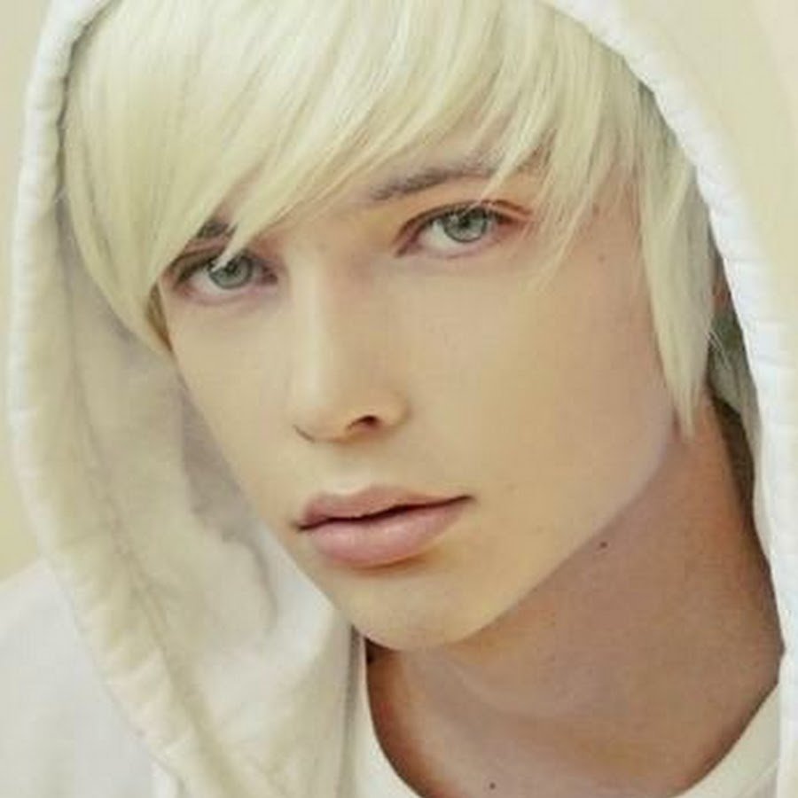 Женоподобный мальчик блондин