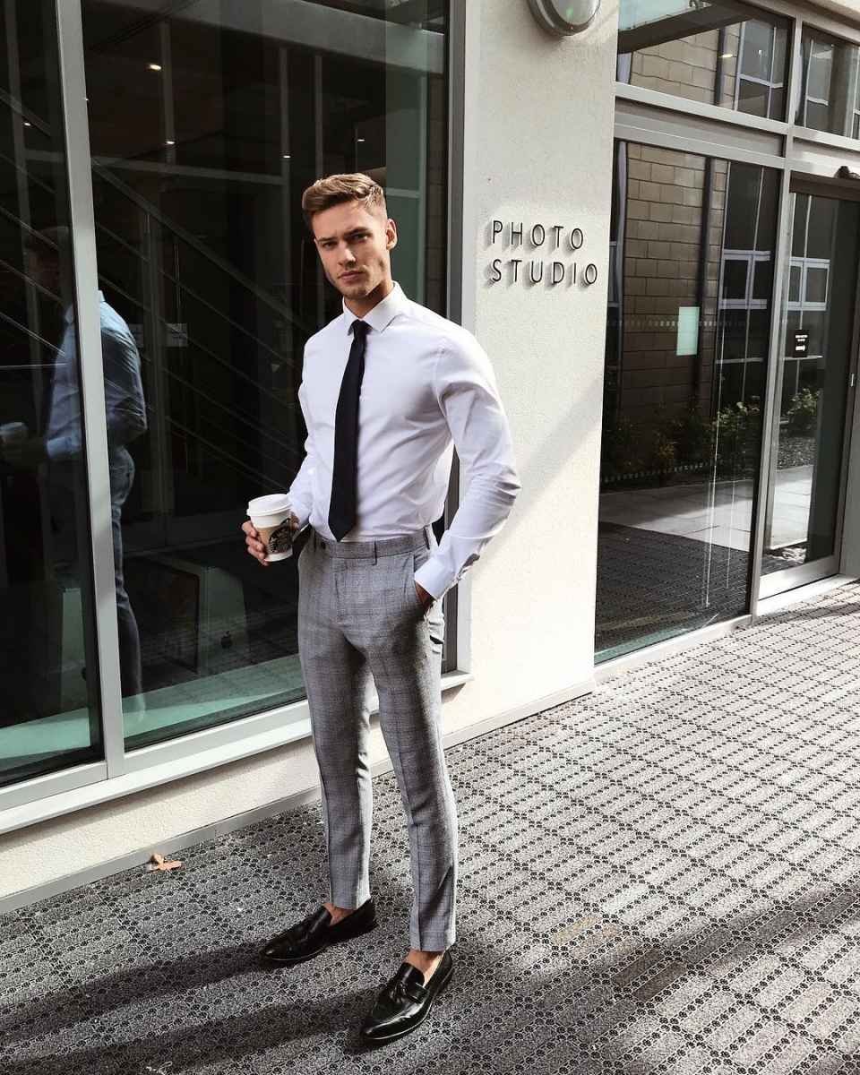 Серые брюки черная рубашка