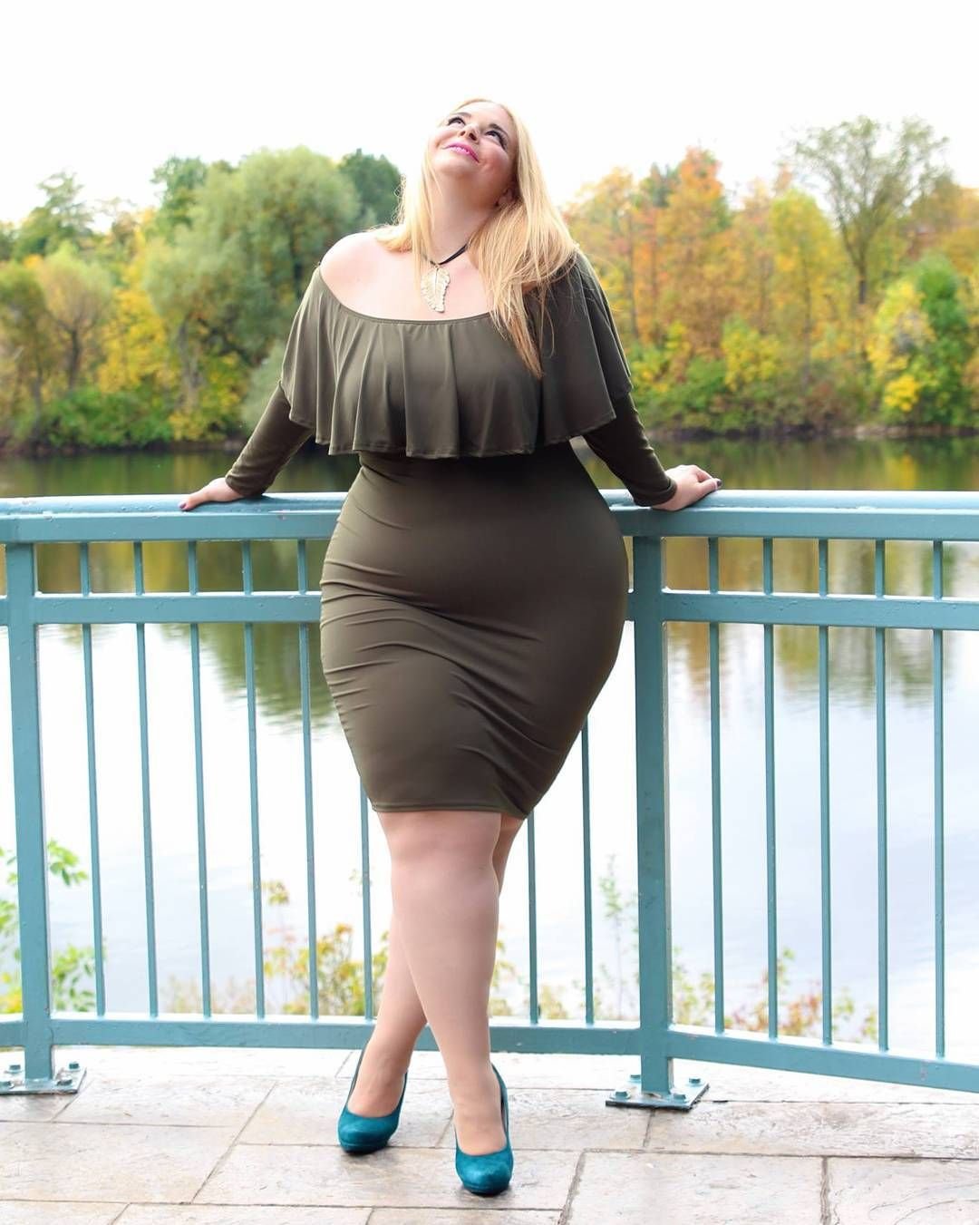 Толстая в узком платье