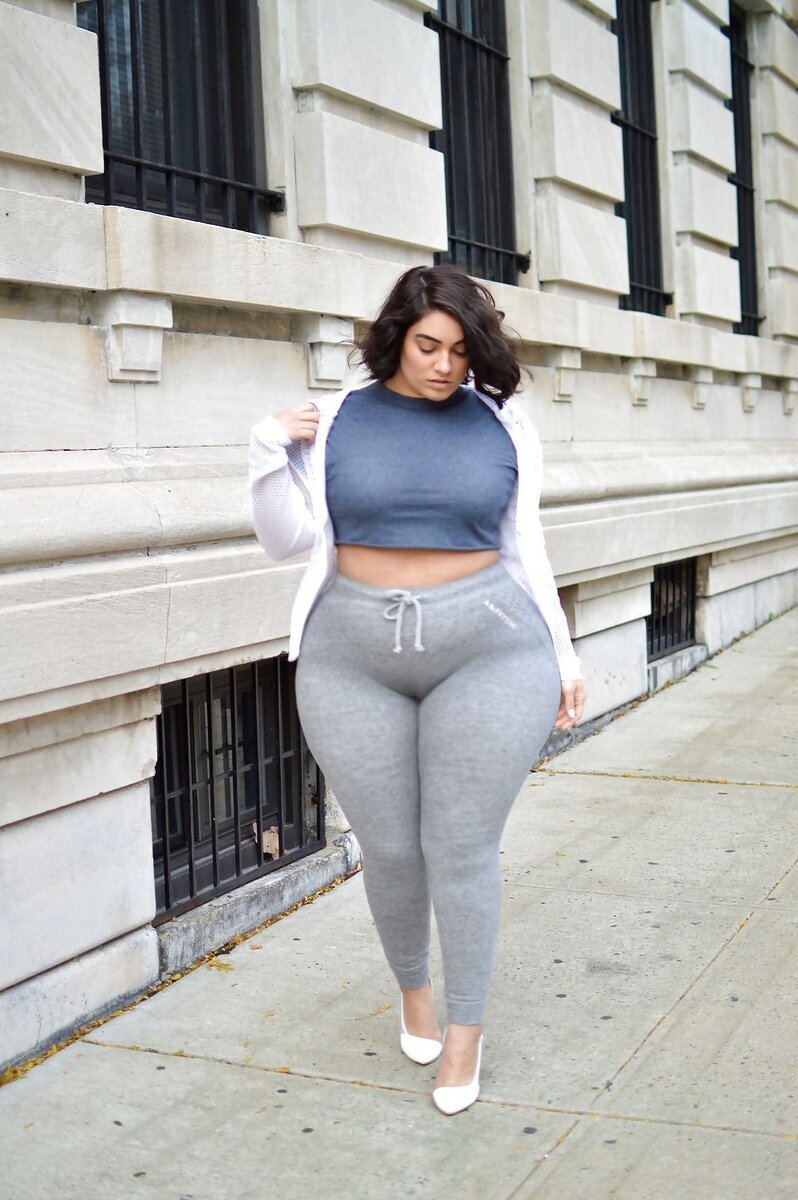 Kendra KISSEDBYKEN В платье