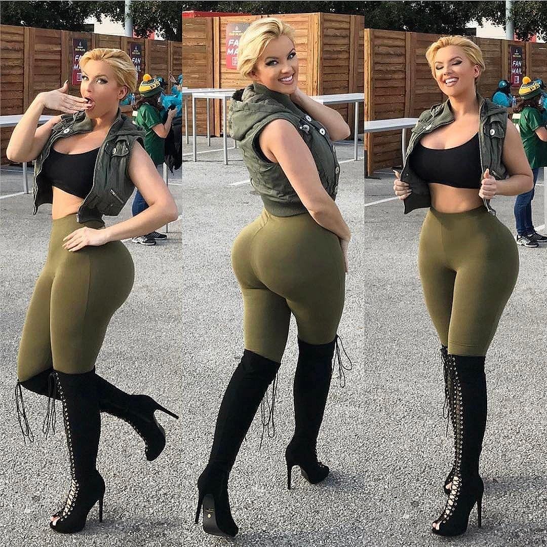 Большая задница в леггинсах