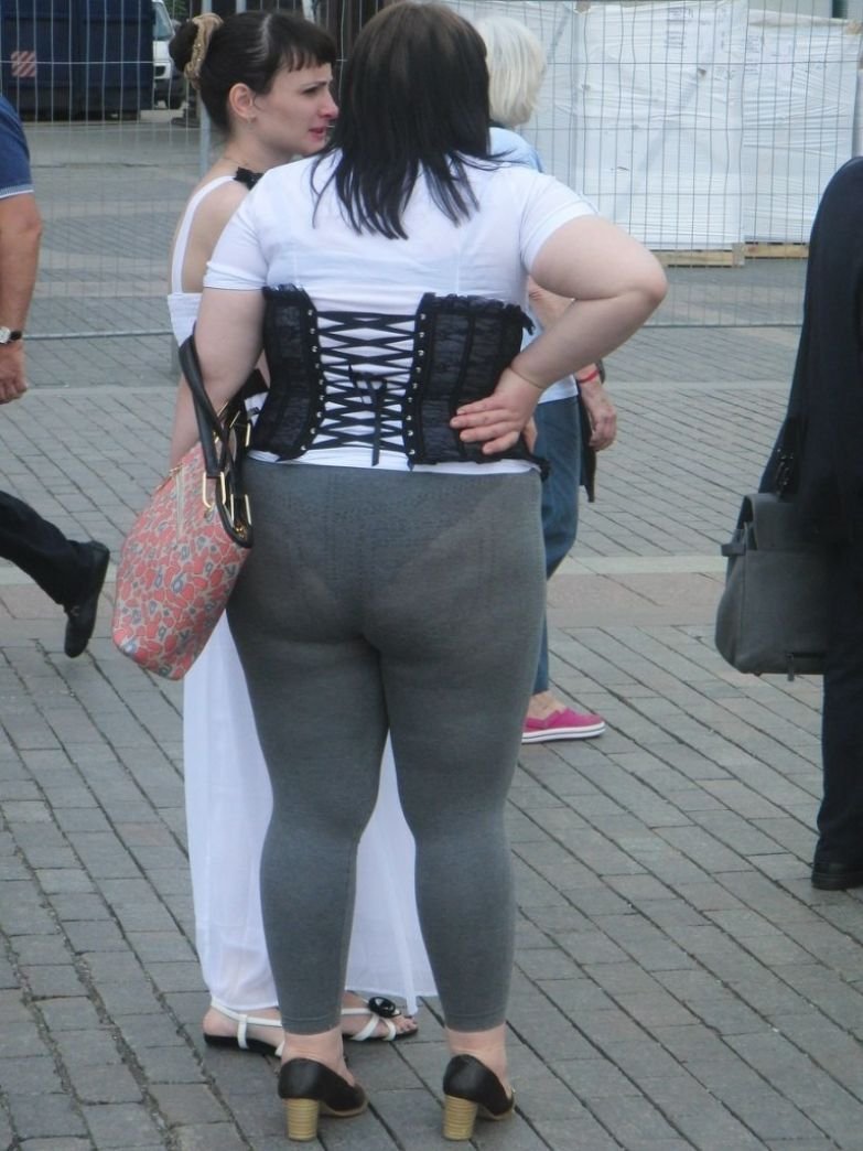 Большая пышка в обтягивающем