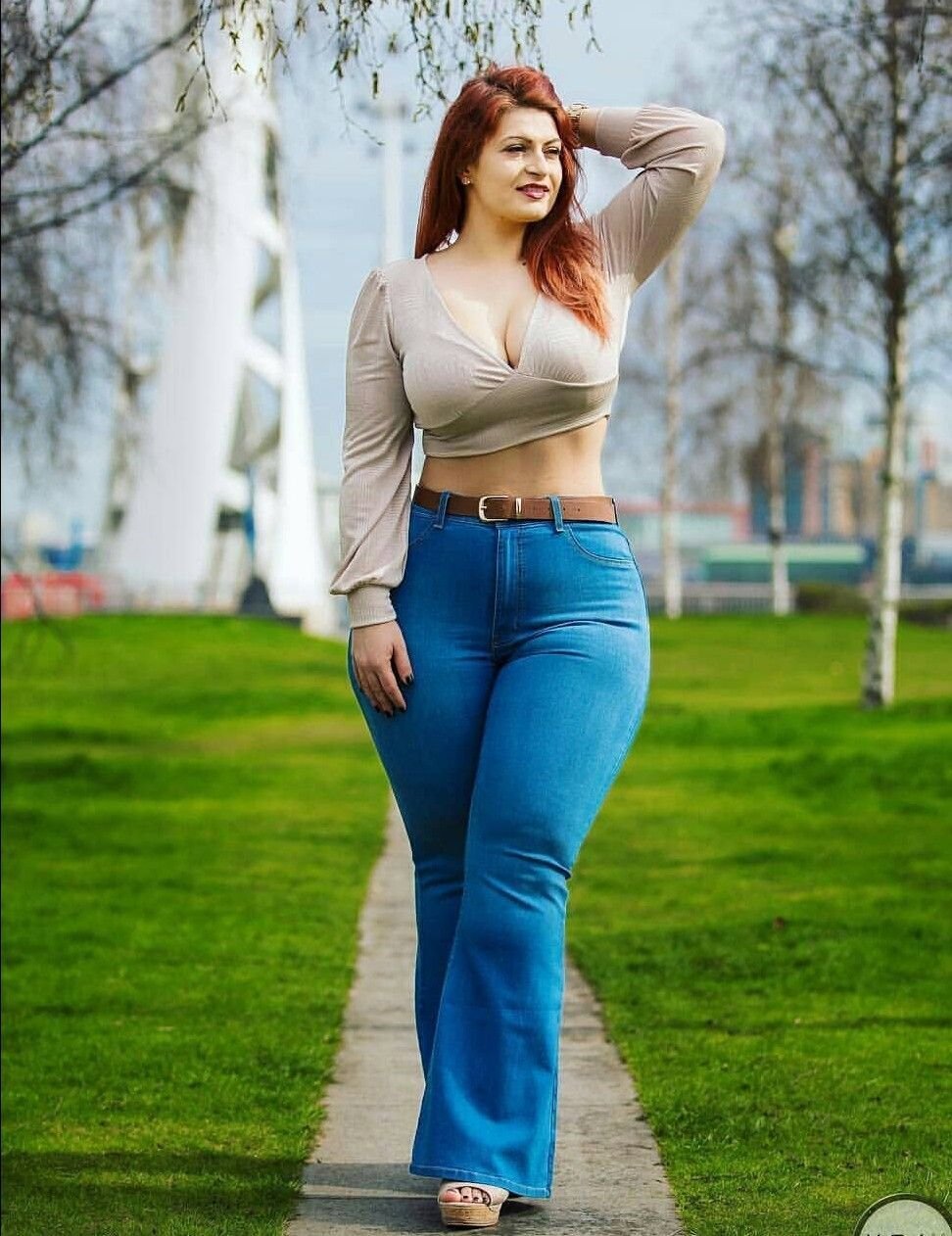 Большие ляжки в платье