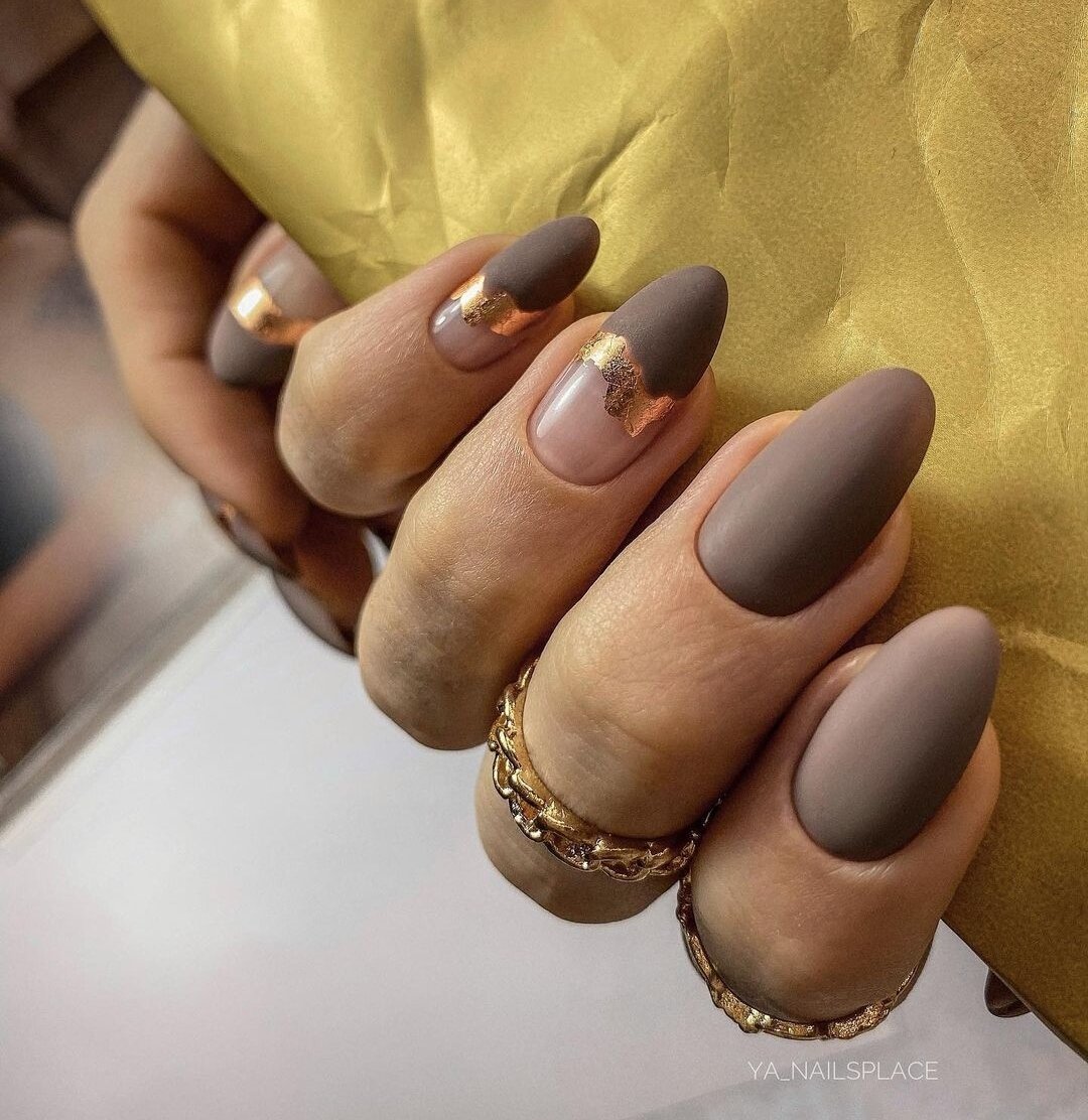 Маникюр коричневый матовый