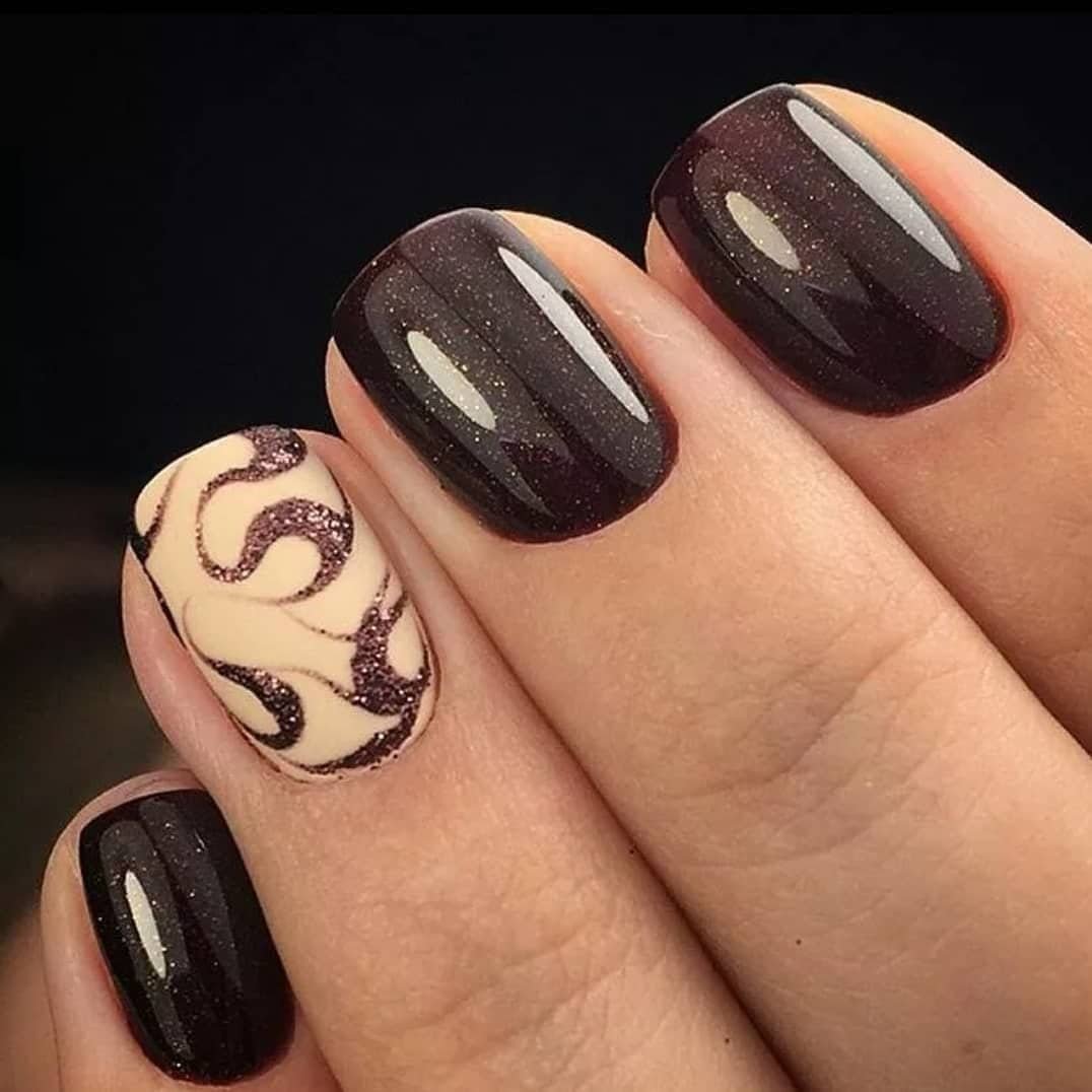 Темный маникюр