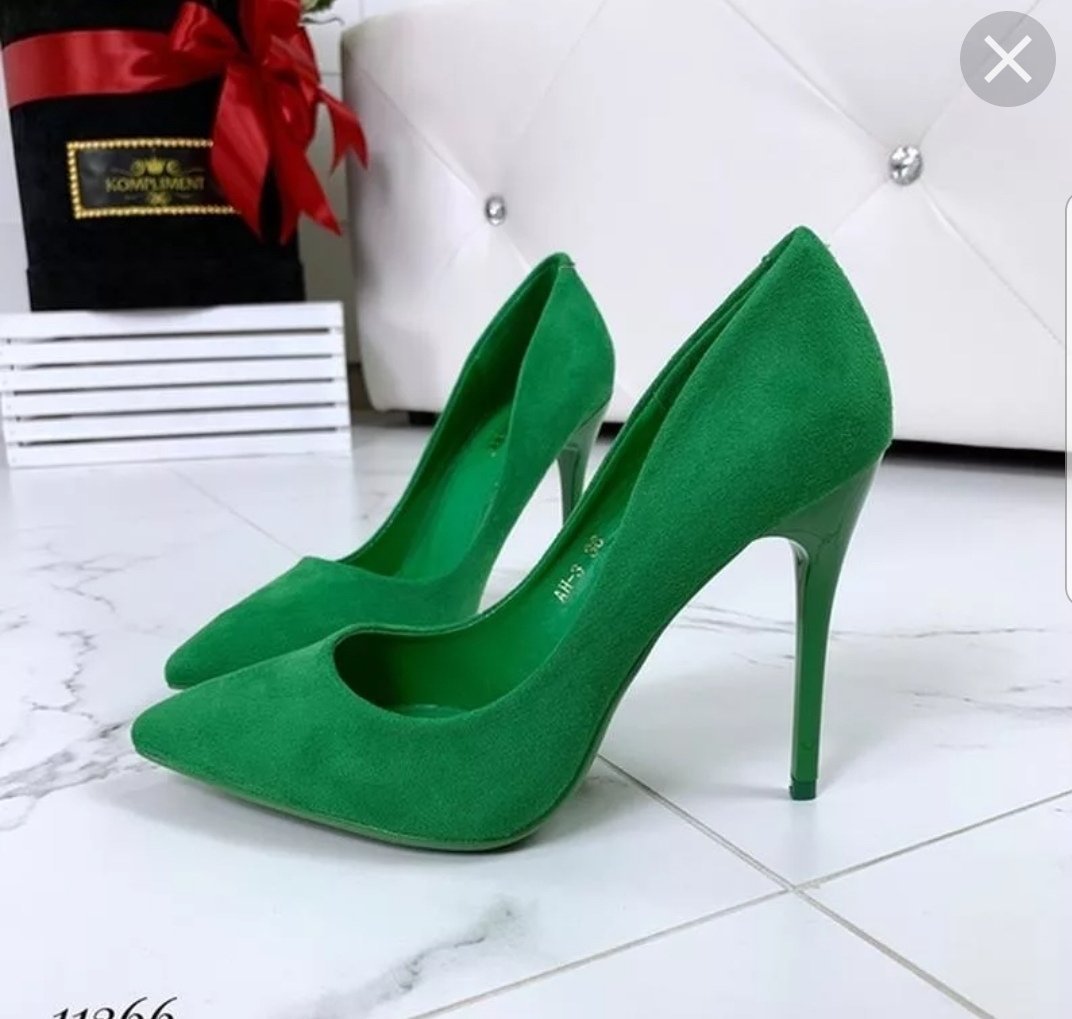 Бирюзовое платье с черными туфлями