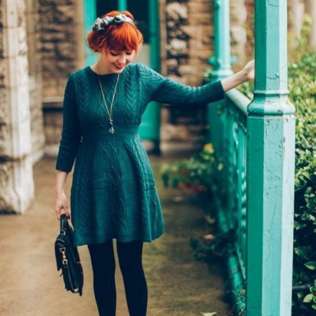 Черное платье с красными туфлями