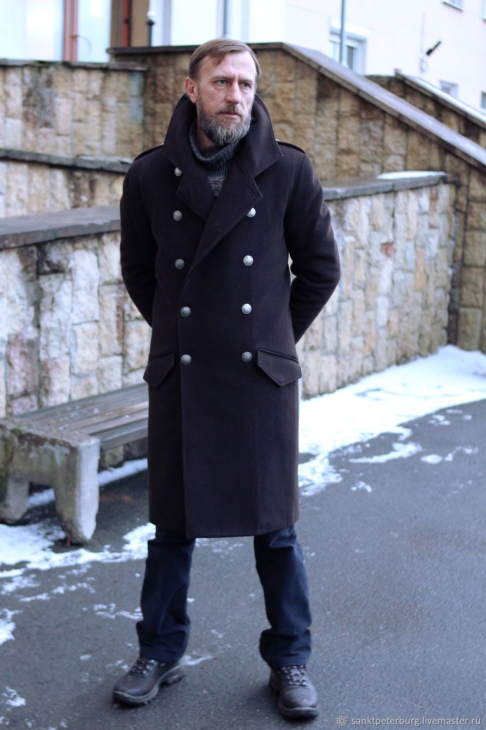 Мужчина в черном пальто