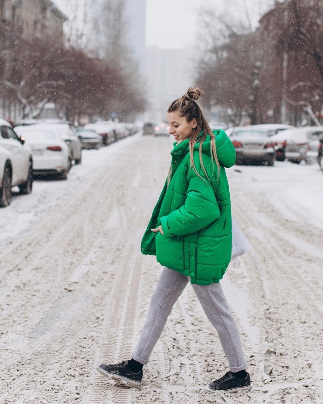 Салатовый пуховик образ