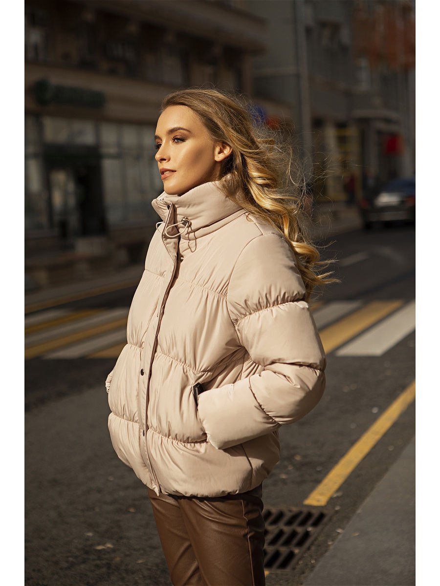 Бежевая короткая куртка