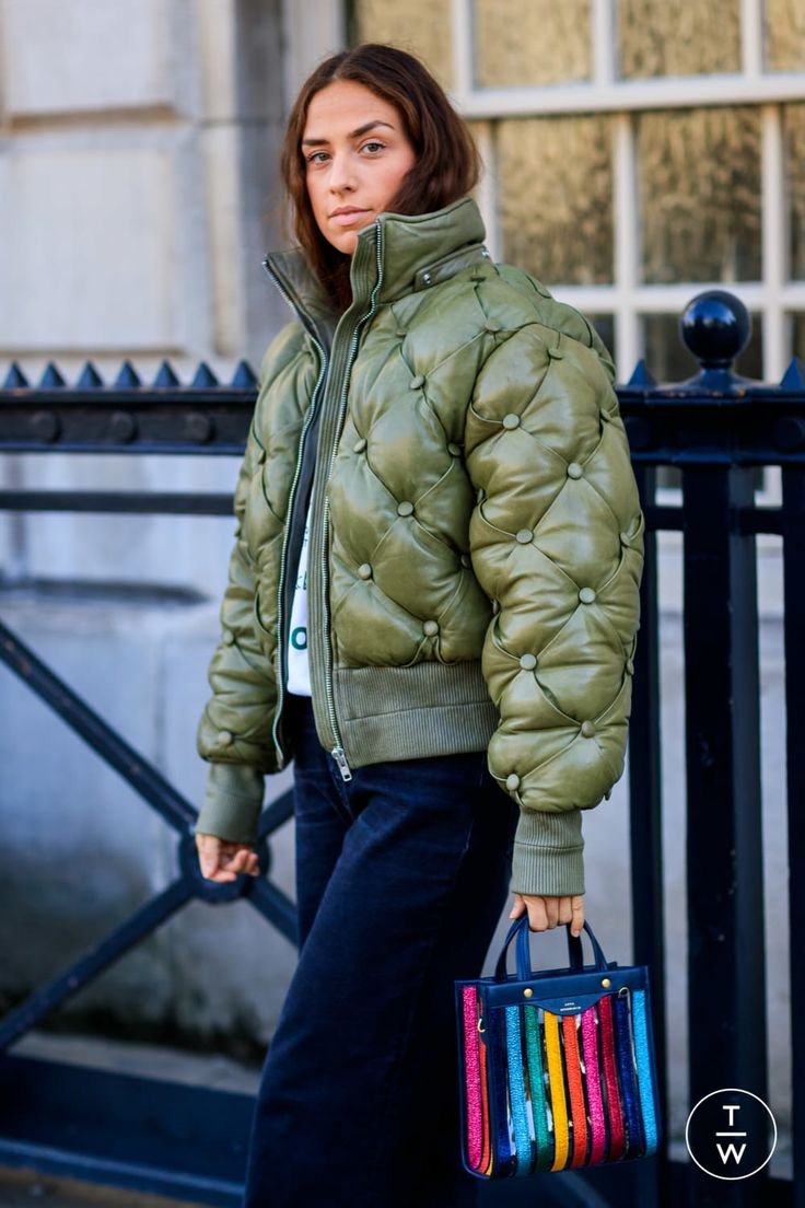 Зеленый короткий пуховик