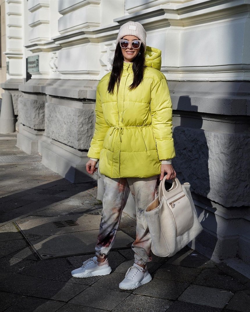 Модные образы с жёлтым пуховиком