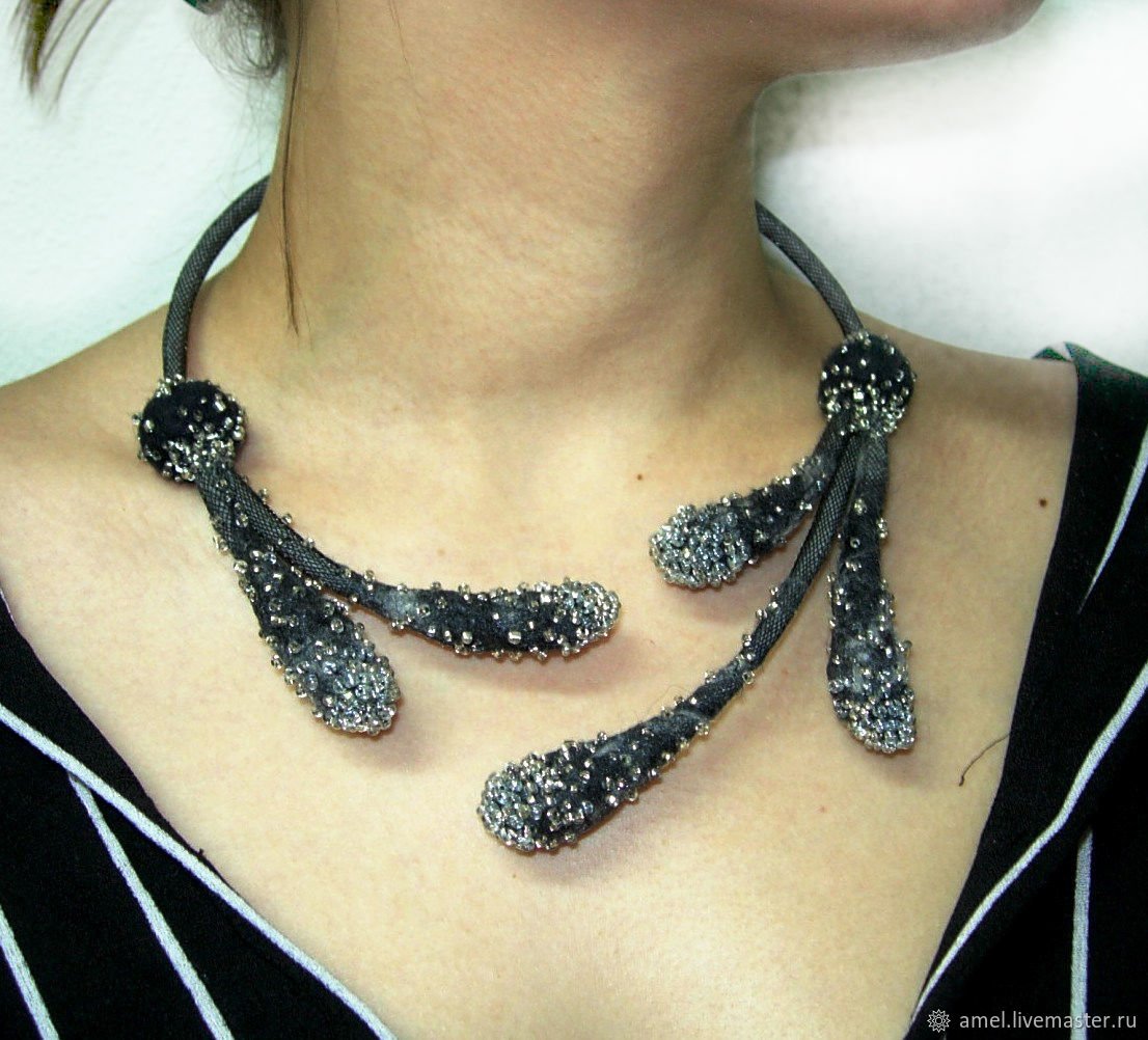 Необычные украшения на шею