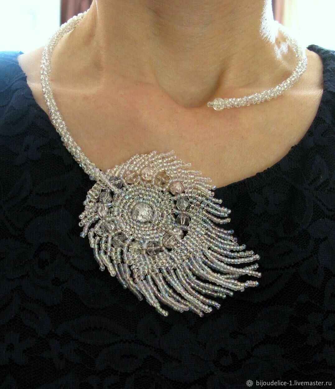 Колье с перьями