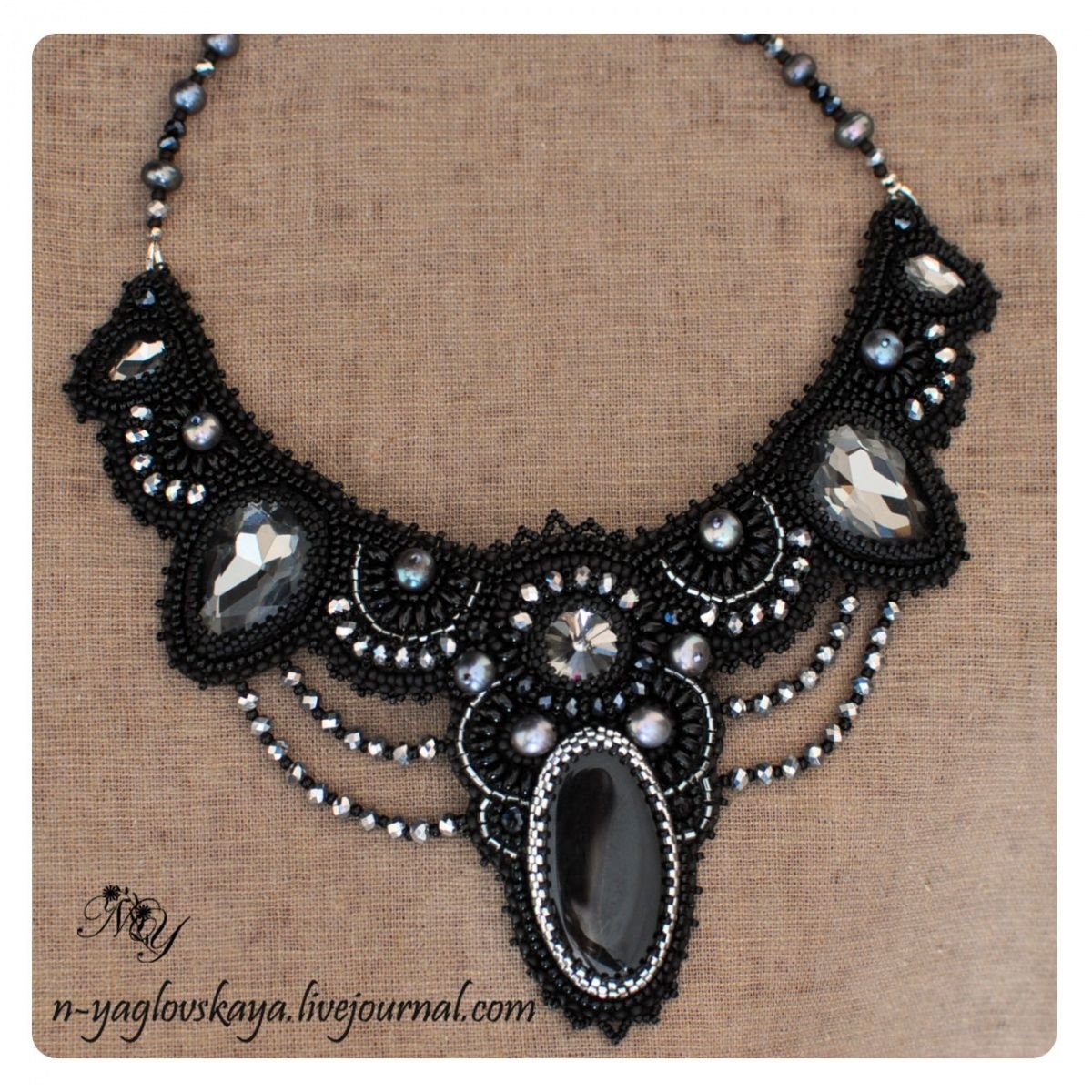 Чокер вышитый бисером и камнями
