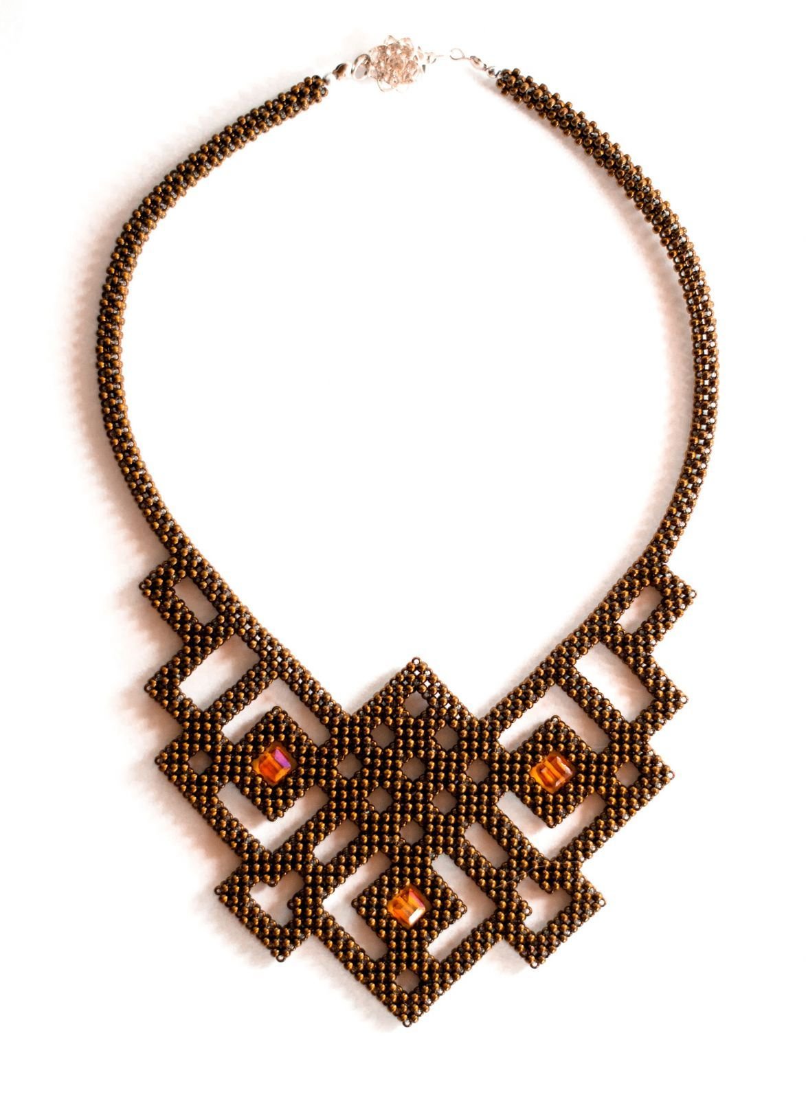 Колье квадратным жгутом