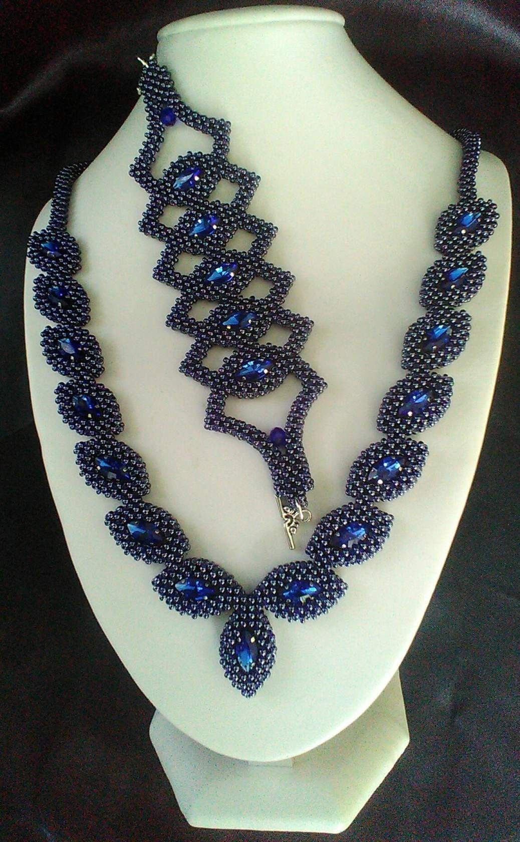 Тонкое колье из бисера