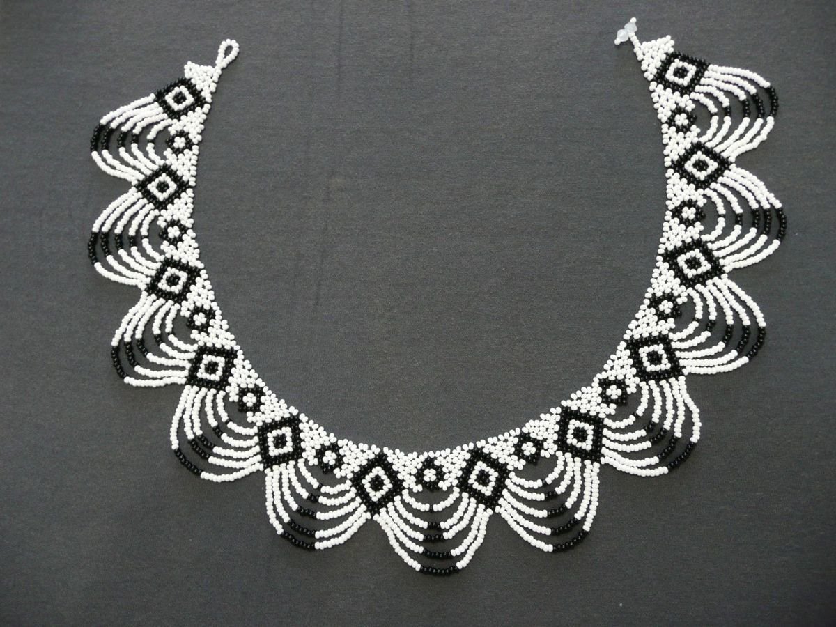 Ажурное колье из бисера и бусин