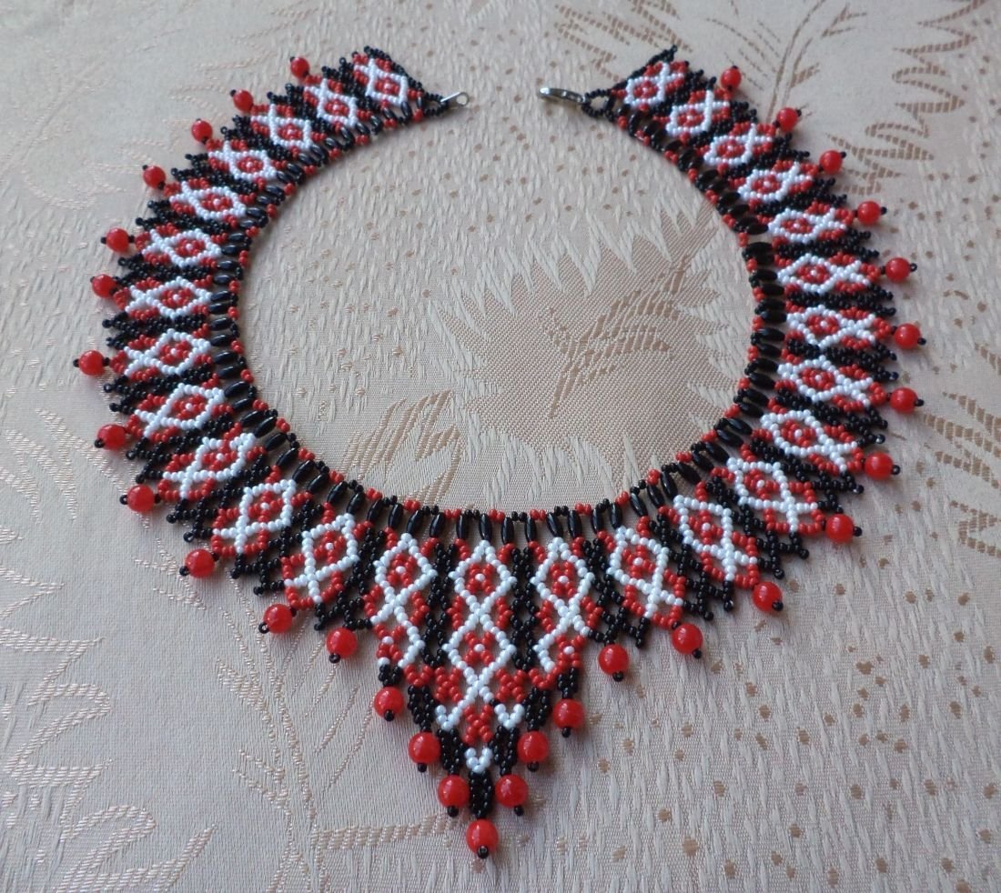 Колье в народном стиле из бисера