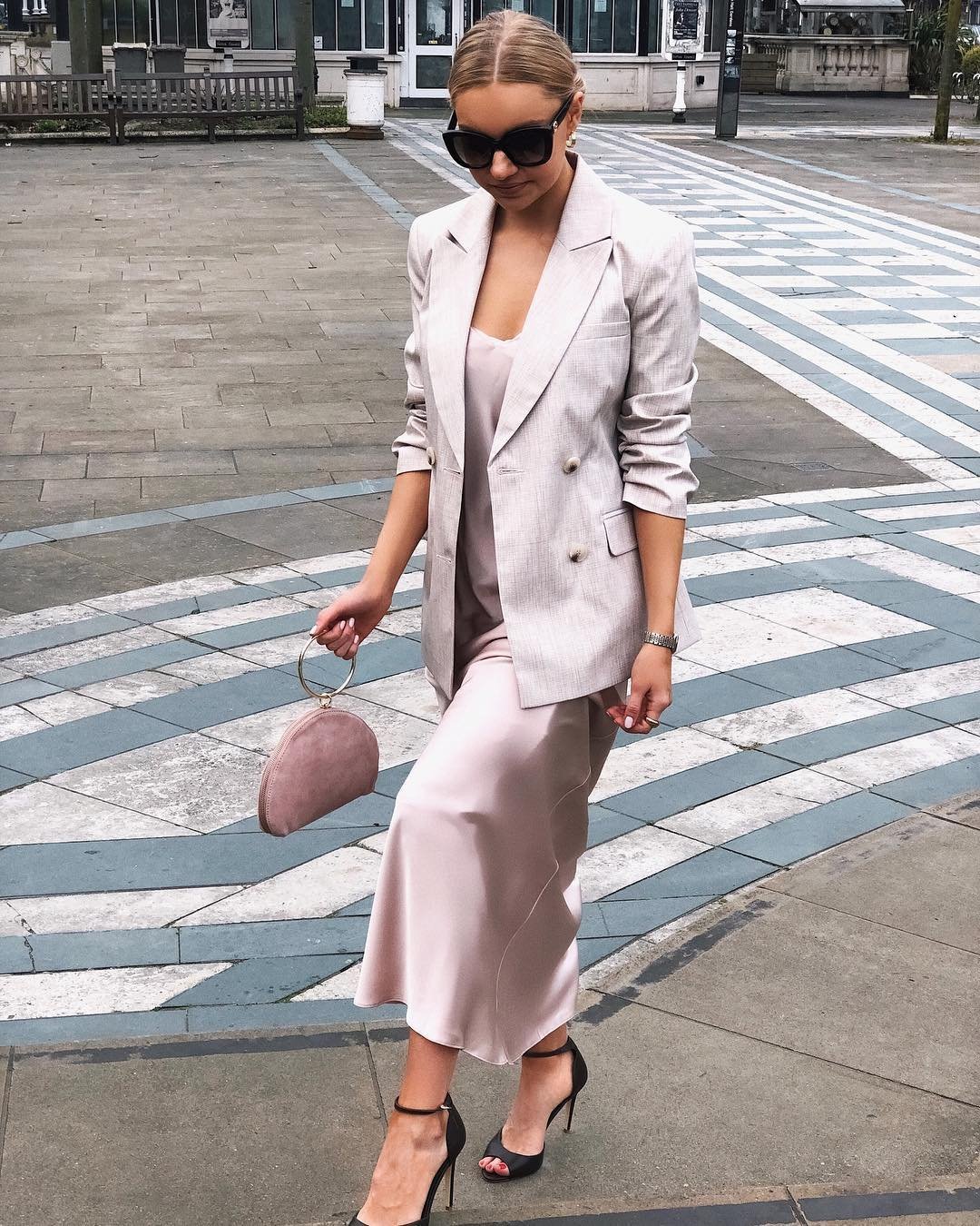 Атласное платье с пиджаком