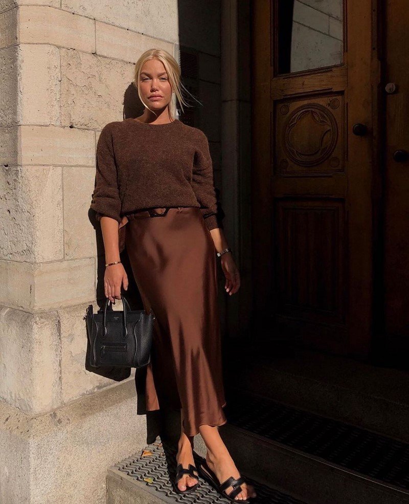 Атласное платье со свитером