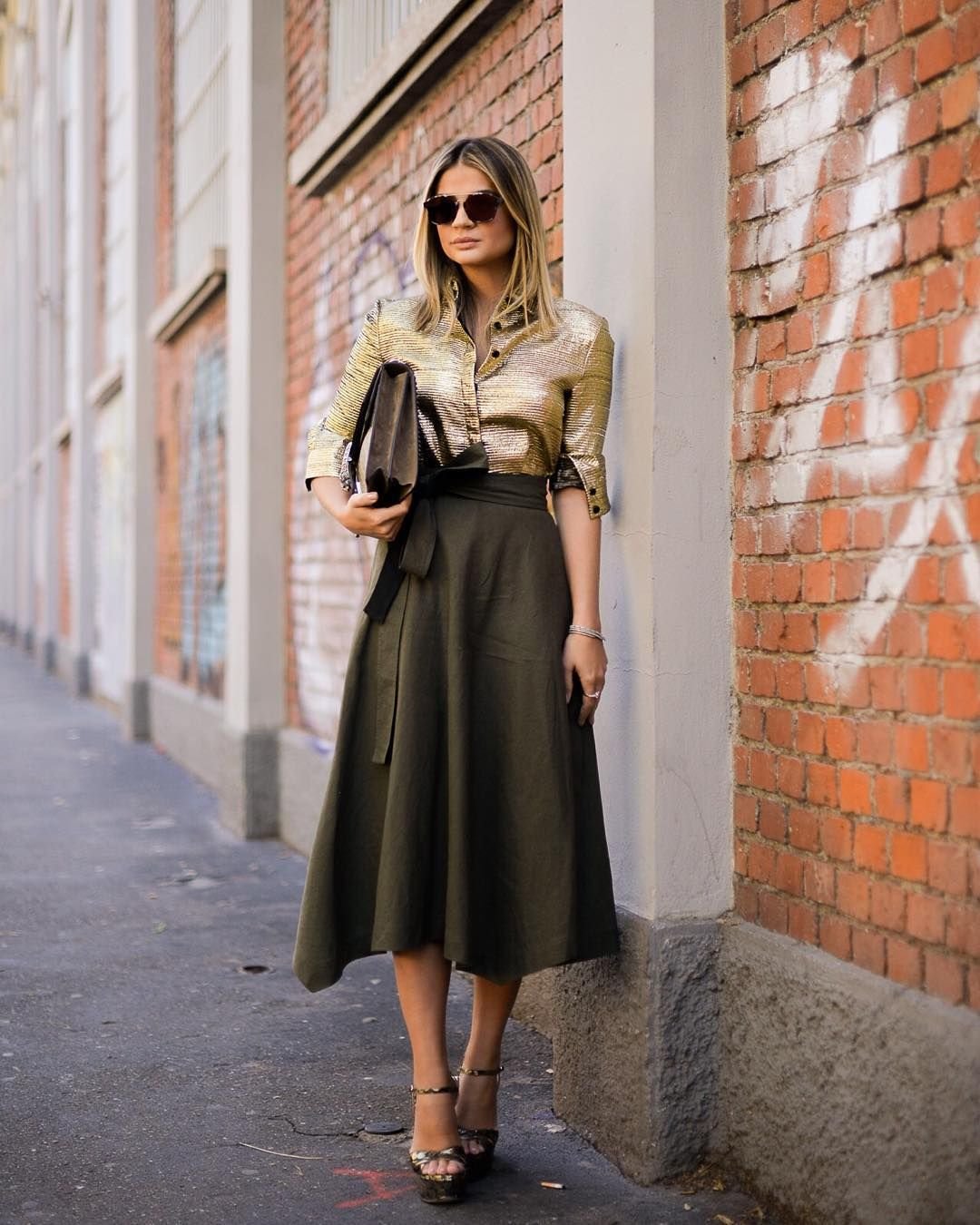 Образ с коричневой атласной юбкой