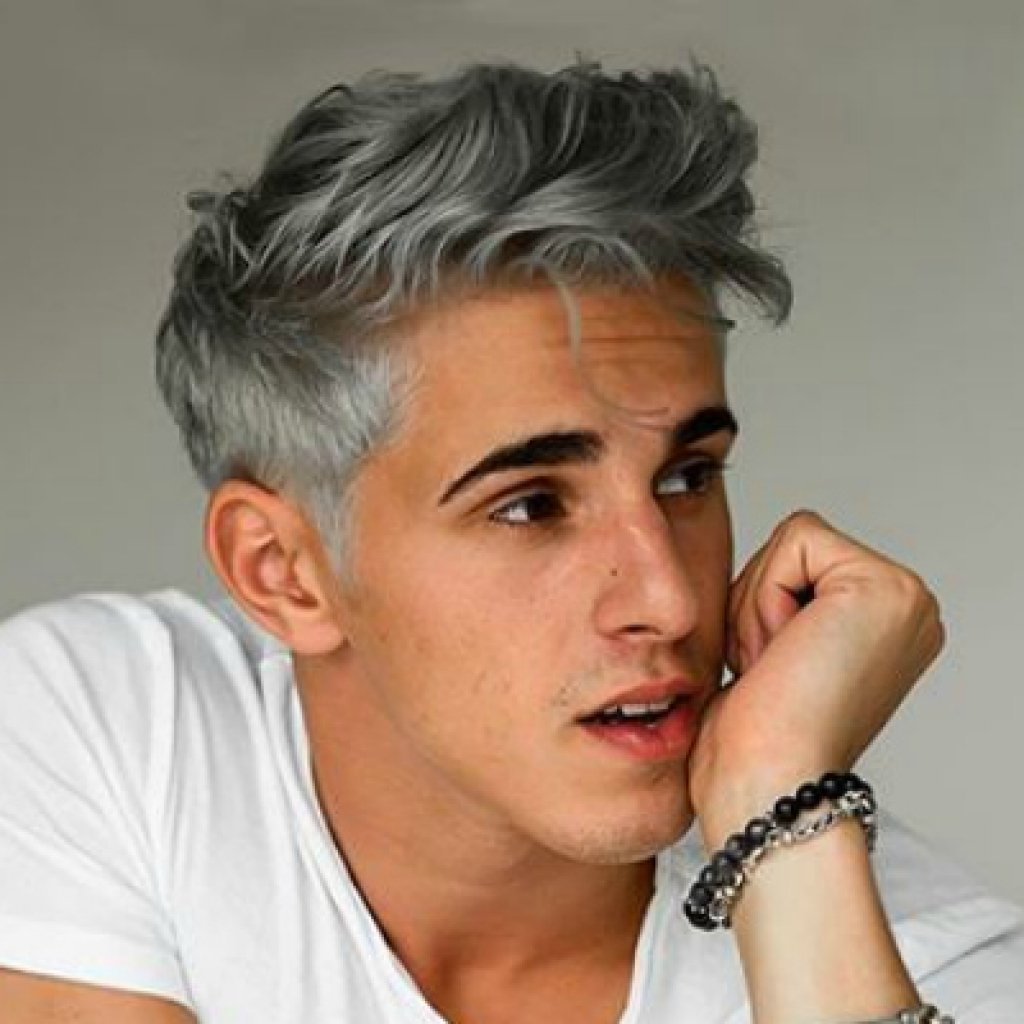 Пепельно серый цвет волос мужчины