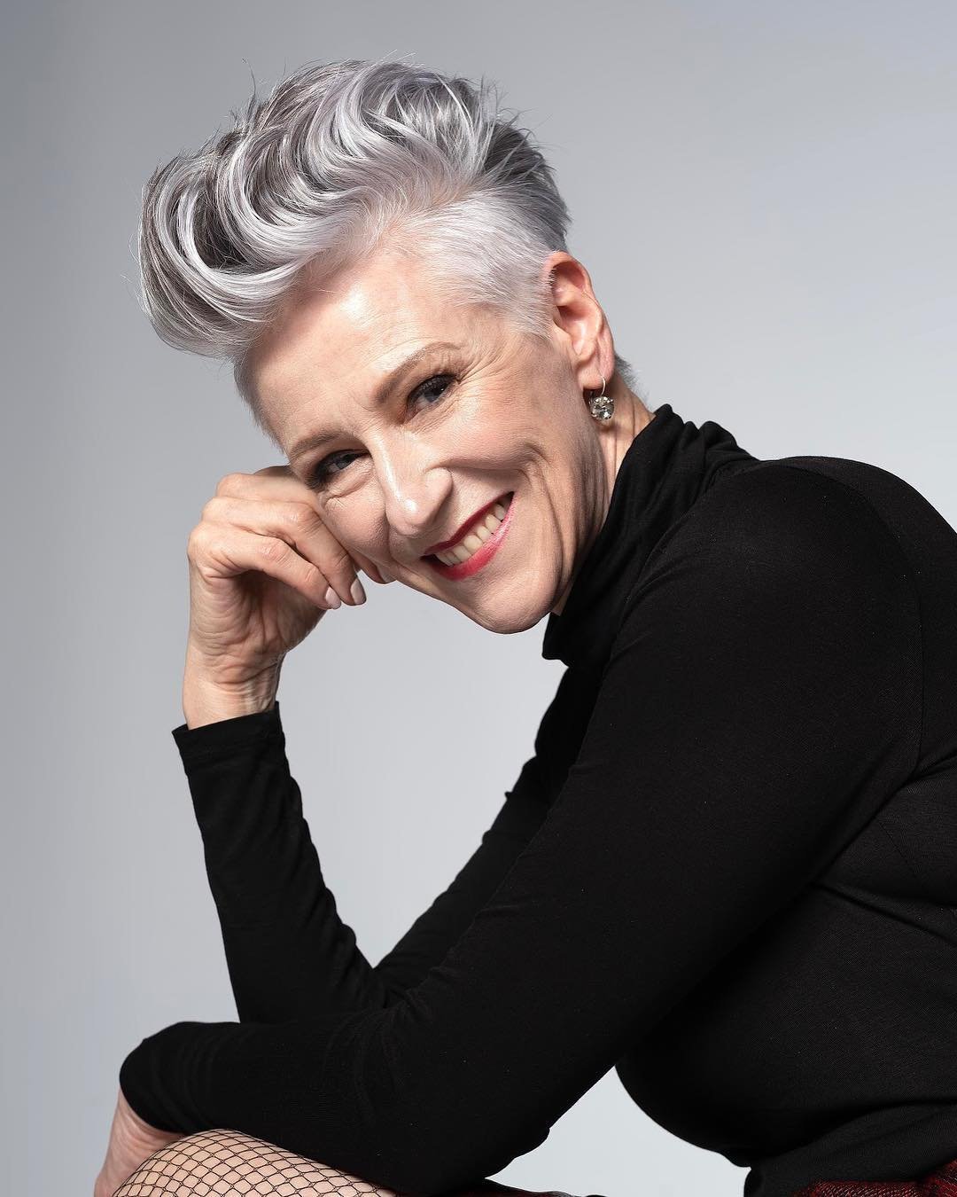 Стрижки для женщин с седымиволсами