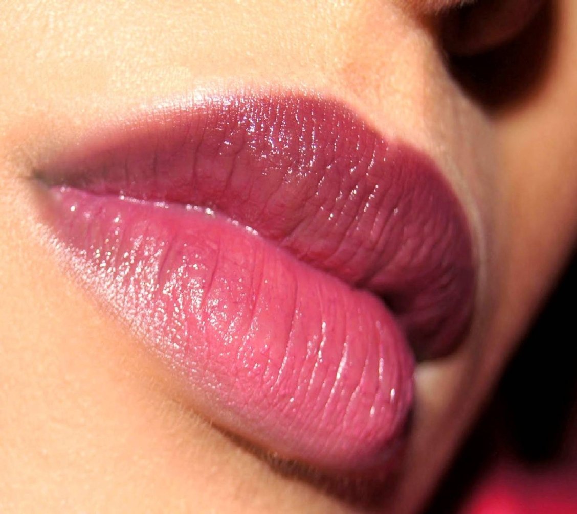 Губы накрашенные блеском естественного цвета