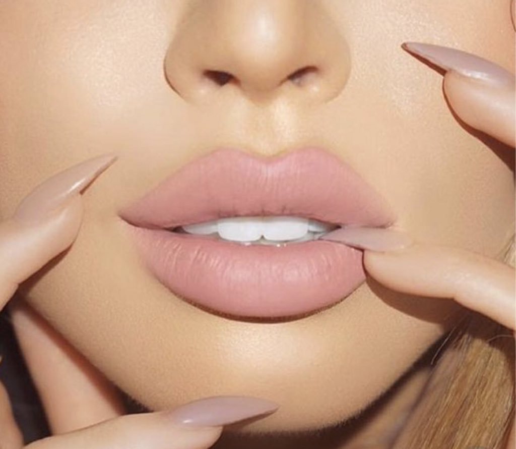 Бежевая помада