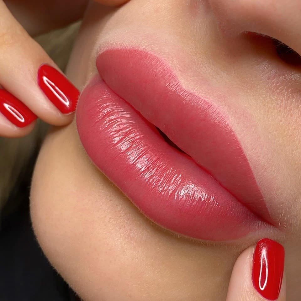 Перманентный макияж губ градиент