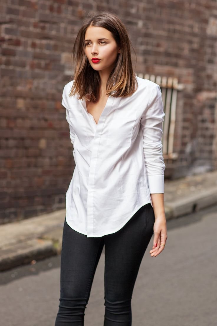 Белая блузка и красная помада