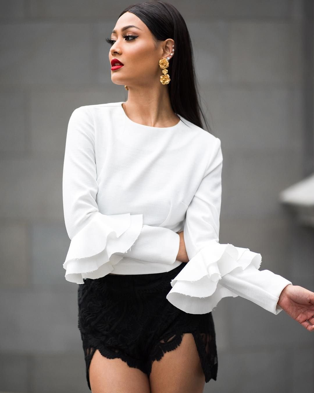 Брюнетка в белой блузке