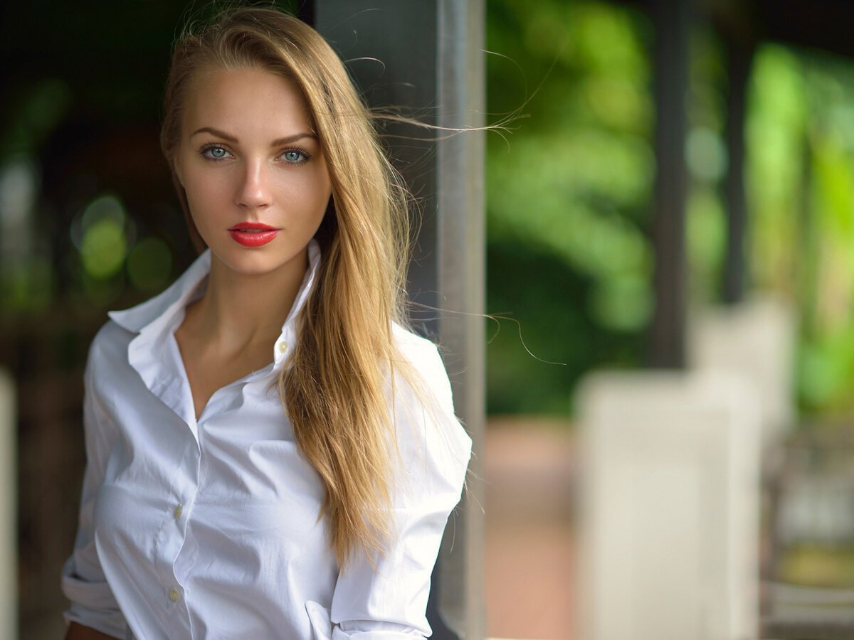 Девушка в белой рубашке