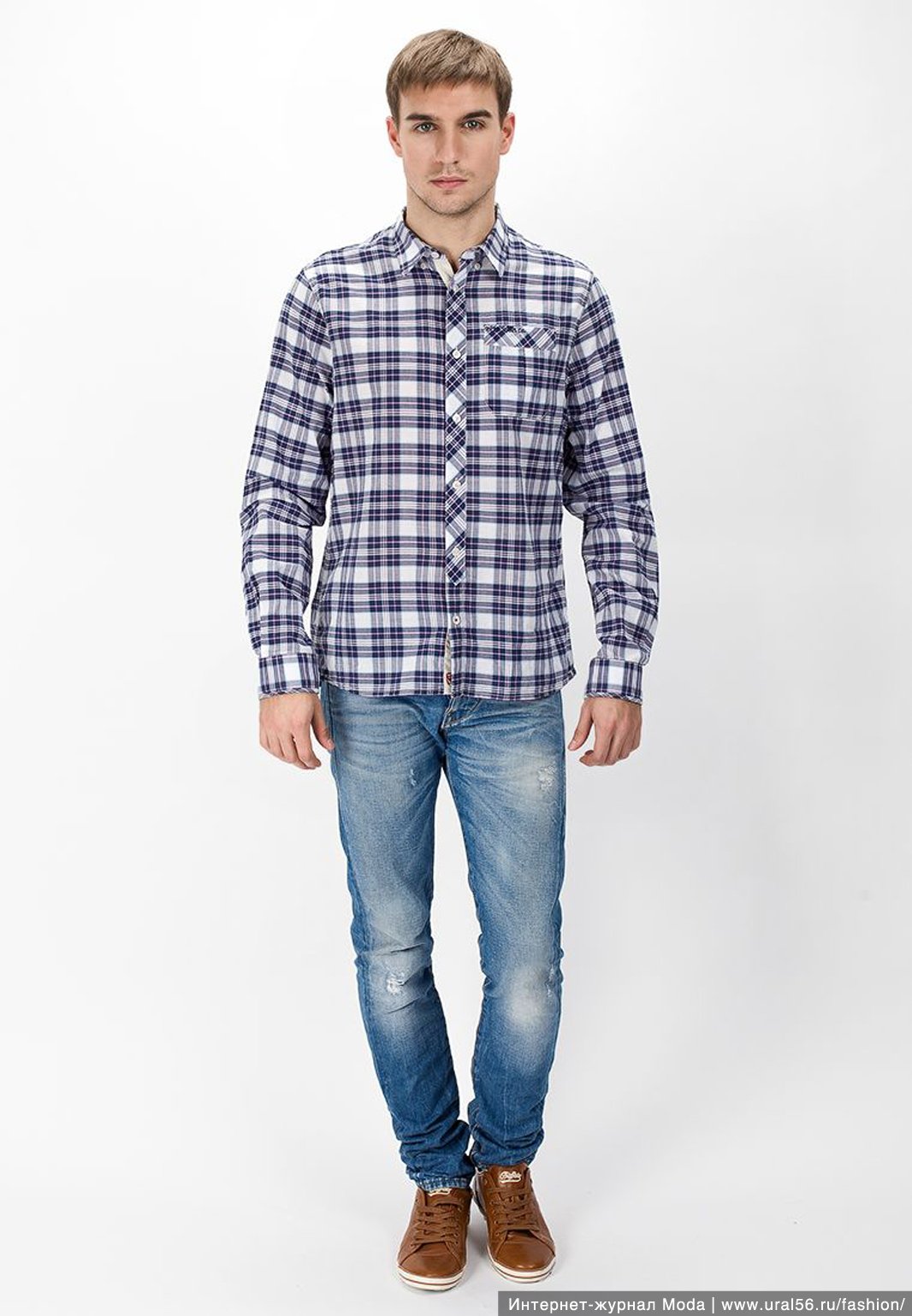 Парень в джинсах и рубашке