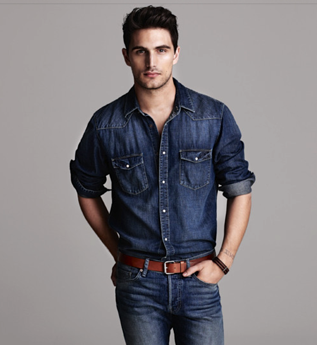 Мужчина в джинсовой рубашке