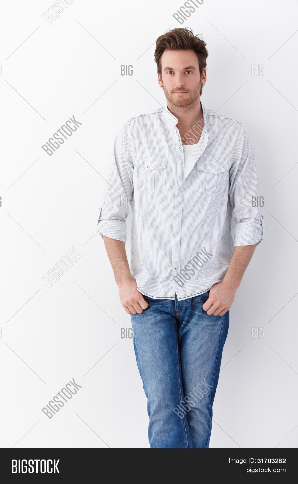 Человек в джинсах и рубашке