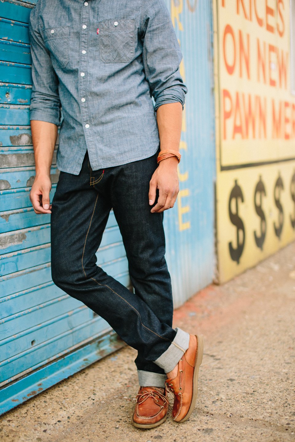 Темные джинсы и рубашка