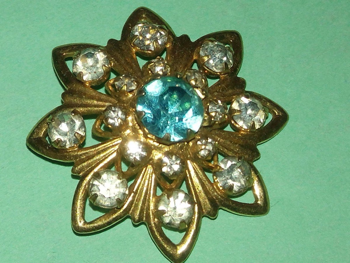 Брошь зеленая в советское время