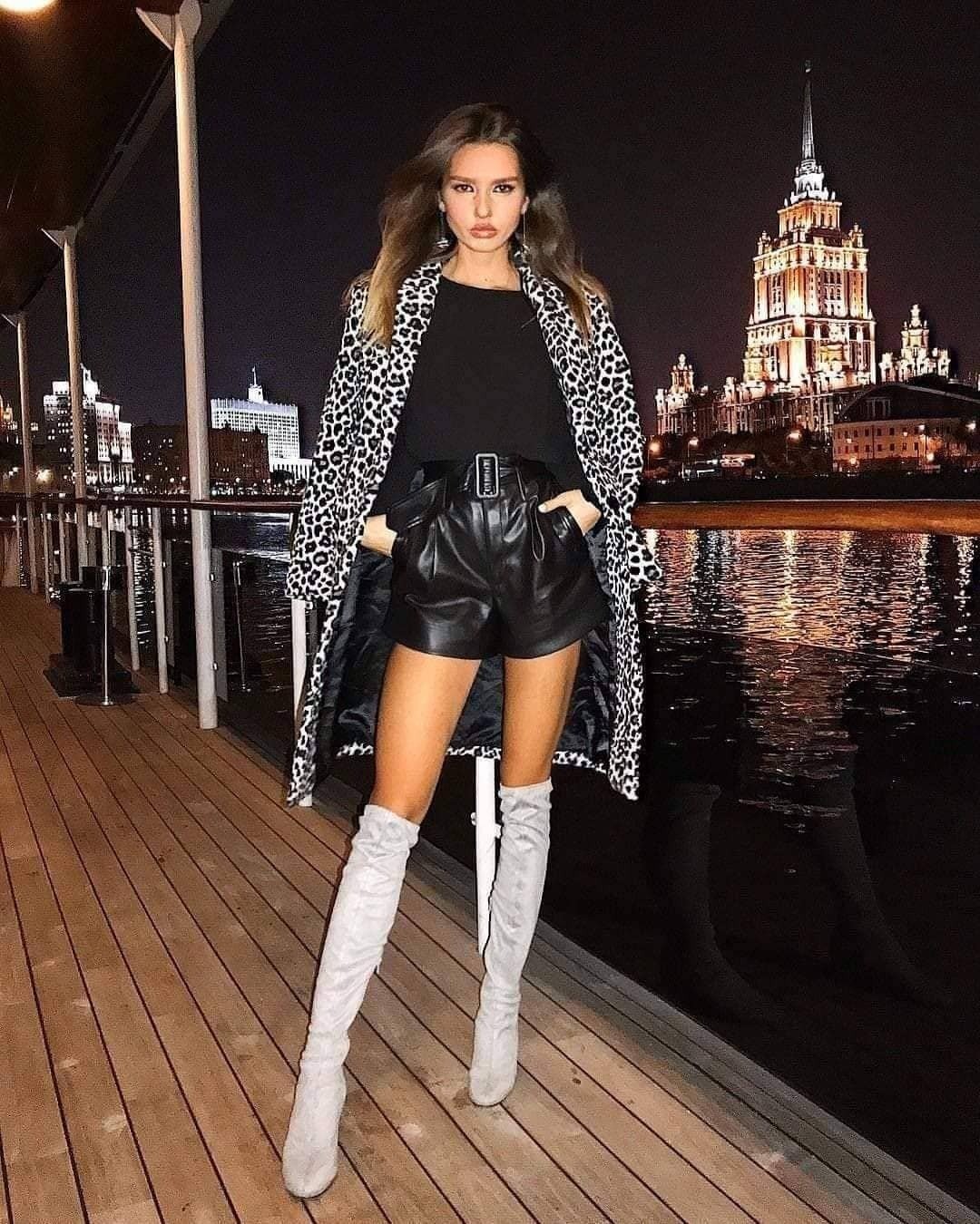 Мила Сивацкая в высоких сапогах