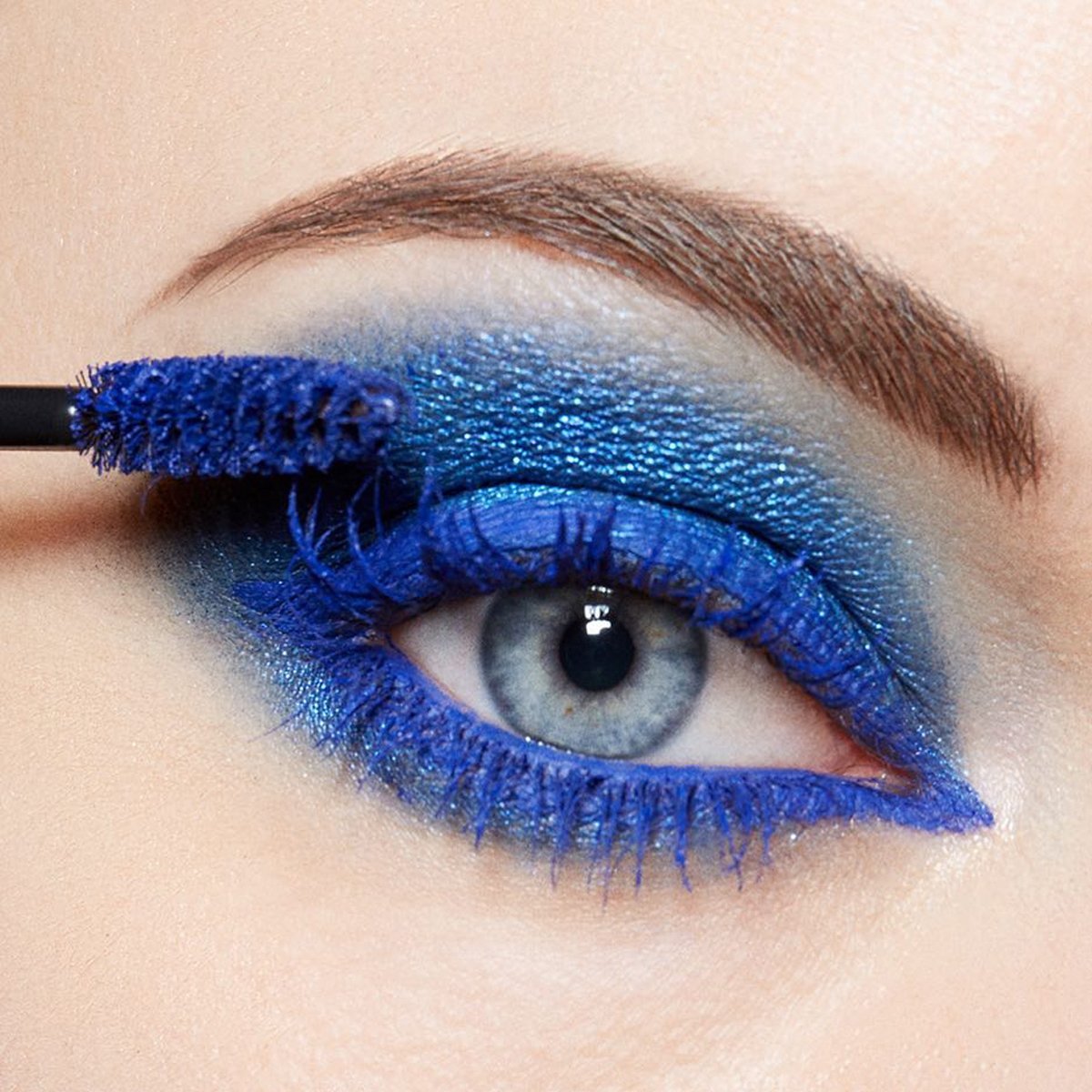 Синий карандаш для глаз