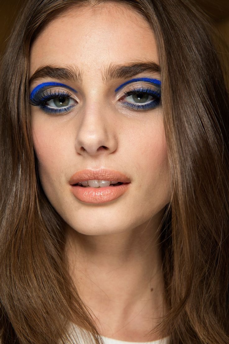Макияж с голубой тушью